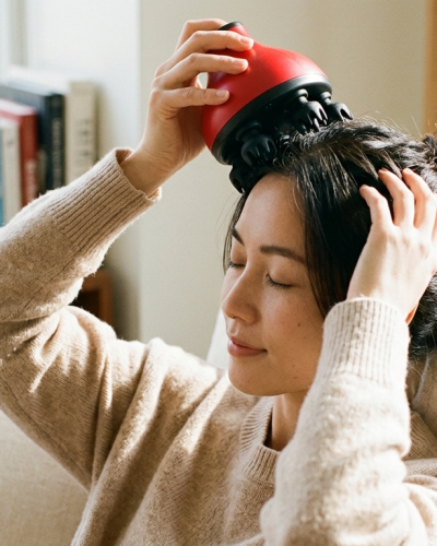 An electric head massage in use
